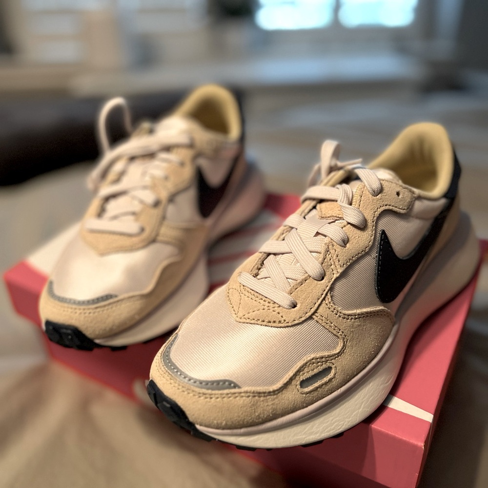 *NEW* Nike Women’s Phoenix Waffle Sneaker (size 6.5)